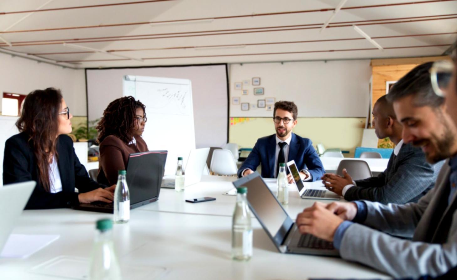 Espace de formation avec matériel pédagogique sur la gestion financière
